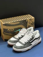 کتونی ونس روآن 2 گری/وایت با سُئد خاکستری و روکشهای سفید در پسزمینه روشن