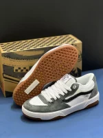 کتونی ونس روآن 2 گری/وایت با سُئد خاکستری و روکشهای سفید در پسزمینه روشن