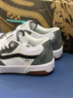 کتونی ونس روآن 2 گری/وایت با سُئد خاکستری و روکشهای سفید در پسزمینه روشن