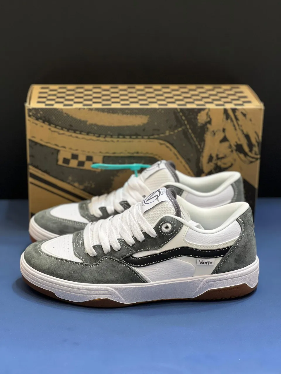 vans-rowan2-gray کتونی ونس روآن 2 گری/وایت با سُئد خاکستری و روکشهای سفید در پسزمینه روشن