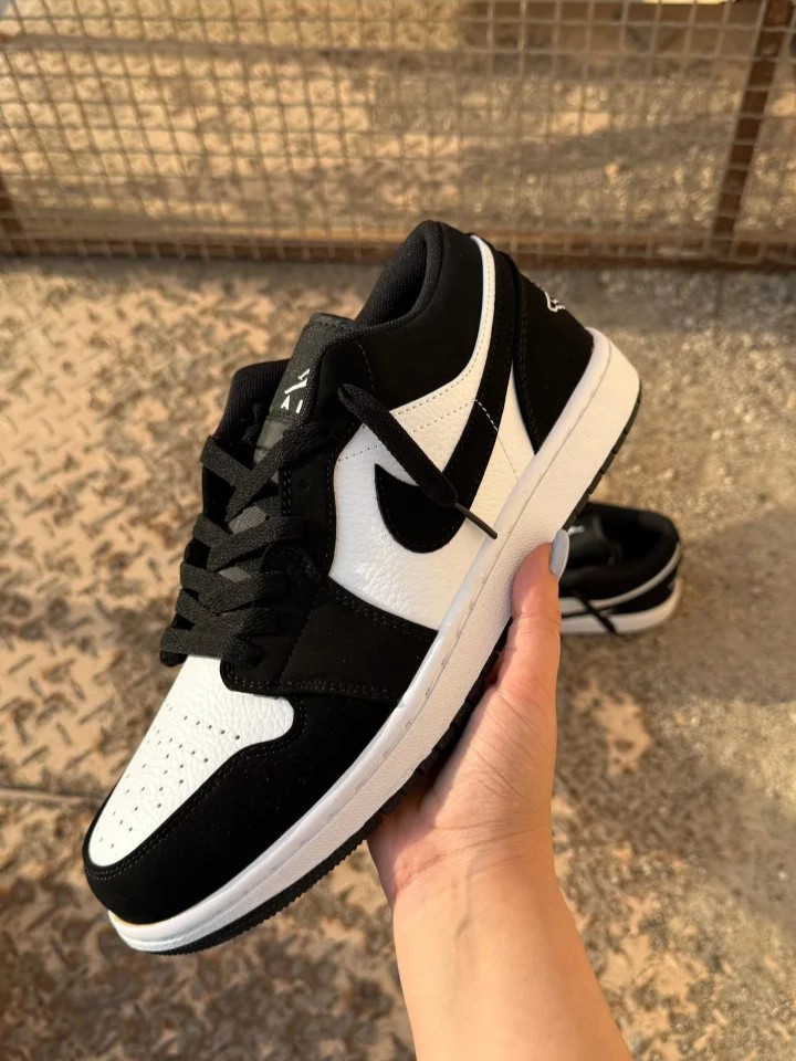 aj1-low-panda کتونی نایکی جردن 1 لو پاندا با چرم مشکی و سووشهای سفید در پسزمینه روشن