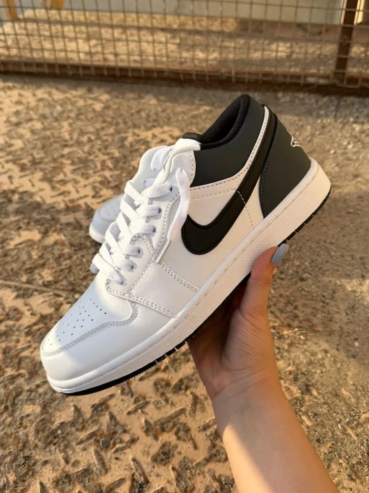 aj1-low-reverse-panda 4) کتونی نایکی جردن 1 لو ریورس پاندا با چرم سفید و سووشهای مشکی در پسزمینه روشن