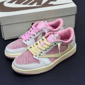 کتونی نایکی جردن 1 لو ترویس اسکات شای پینک با چرم سیل و سُئد صورتی در پس‌زمینه روشن