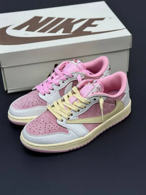 aj1-travis-scott-shy-pink (3) کتونی نایکی جردن 1 لو ترویس اسکات شای پینک با چرم سیل و سُئد صورتی در پسزمینه روشن
