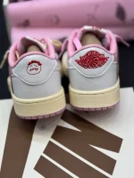 کتونی نایکی جردن 1 لو ترویس اسکات شای پینک با چرم سیل و سُئد صورتی در پسزمینه روشن