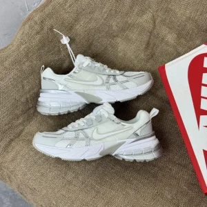 کتونی نایکی V2K Run وایت/سیلور با مش سفید و روکش‌های نقره‌ای براق در پس‌زمینه روشن