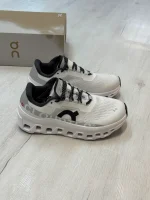 تصویری از کتونی آن رانینگ On Cloudmonster Running Shoes با طراحی مدرن و بالشتک CloudTec® مناسب برای دویدن و استفاده روزمره.