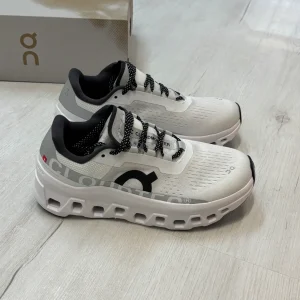 تصویری از کتونی آن رانینگ On Cloudmonster Running Shoes با طراحی مدرن و بالشتک CloudTec® مناسب برای دویدن و استفاده روزمره.