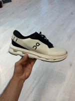 تصویری از کتونی On Cloudzone Running Shoes با طراحی مدرن و بالشتک CloudTec® مناسب برای دویدن و استفاده روزمره.