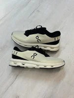 تصویری از کتونی On Cloudzone Running Shoes با طراحی مدرن و بالشتک CloudTec® مناسب برای دویدن و استفاده روزمره.