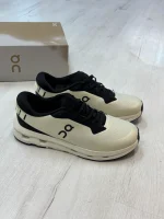 تصویری از کتونی On Cloudzone Running Shoes با طراحی مدرن و بالشتک CloudTec® مناسب برای دویدن و استفاده روزمره.