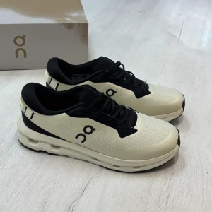 تصویری از کتونی On Cloudzone Running Shoes با طراحی مدرن و بالشتک CloudTec® مناسب برای دویدن و استفاده روزمره.