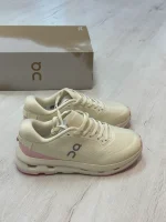 تصویری از کتونی On Cloudzone Running Shoes با طراحی مدرن و بالشتک CloudTec® مناسب برای دویدن و استفاده روزمره.