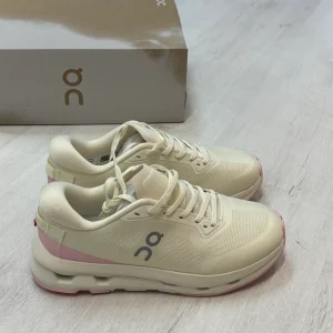 تصویری از کتونی On Cloudzone Running Shoes با طراحی مدرن و بالشتک CloudTec® مناسب برای دویدن و استفاده روزمره.