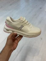 تصویری از کتونی On Cloudzone Running Shoes با طراحی مدرن و بالشتک CloudTec® مناسب برای دویدن و استفاده روزمره.