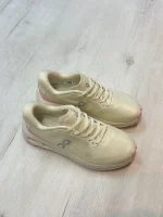 تصویری از کتونی On Cloudzone Running Shoes با طراحی مدرن و بالشتک CloudTec® مناسب برای دویدن و استفاده روزمره.