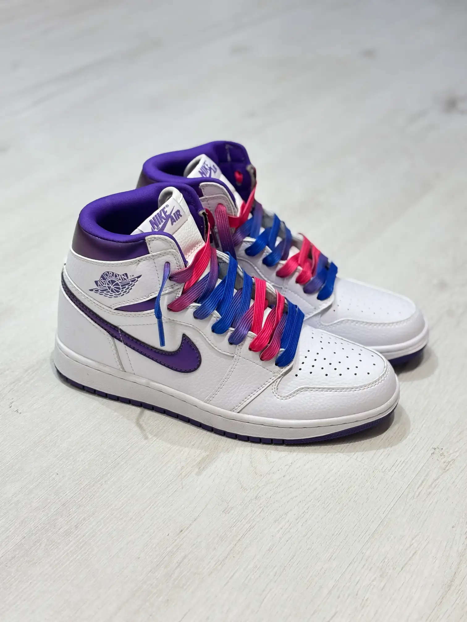 aj1-high-court-purple-white کتونی نایکی ایر جردن ۱ های کورت پرپل وایت با رویه بنفش سلطنتی، Swoosh سفید و زیره کلاسیک