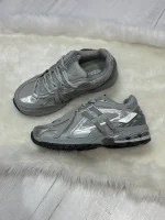 کتونی نیوبالانس ۱۹۰۶A خاکستری با رویه مش و چرم خاکستری، Swoosh سفید و زیره ABZORB
