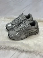 کتونی نیوبالانس ۱۹۰۶A خاکستری با رویه مش و چرم خاکستری، Swoosh سفید و زیره ABZORB