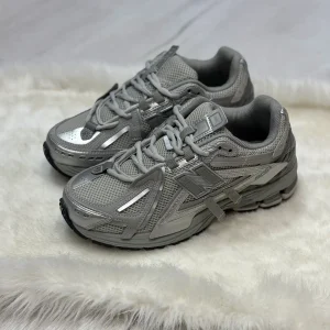 کتونی نیوبالانس ۱۹۰۶A خاکستری با رویه مش و چرم خاکستری، Swoosh سفید و زیره ABZORB