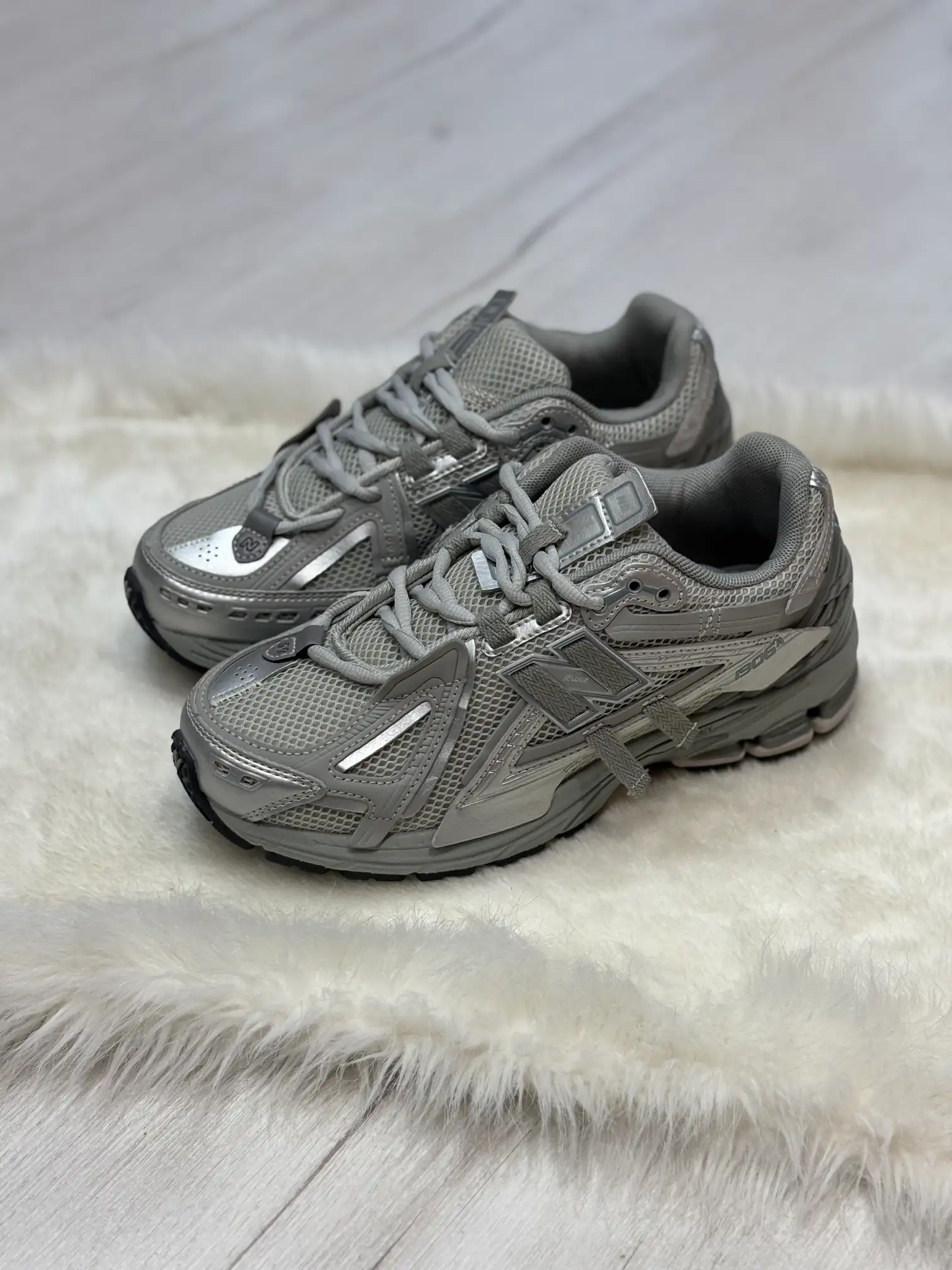 nb1906 (12) کتونی نیوبالانس ۱۹۰۶A خاکستری با رویه مش و چرم خاکستری، Swoosh سفید و زیره ABZORB
