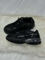 کتونی نیوبالانس ۱۹۰۶A مشکی با رویه مش و چرم مشکی یکدست، Swoosh خاکستری ملایم و زیره ABZORB