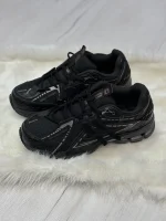 کتونی نیوبالانس ۱۹۰۶A مشکی با رویه مش و چرم مشکی یکدست، Swoosh خاکستری ملایم و زیره ABZORB