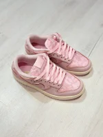 کتونی نایکی دانک لو رگال پینک با رویه صورتی ملایم، Swoosh سفید و زیره کلاسیک