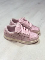 کتونی نایکی دانک لو رگال پینک با رویه صورتی ملایم، Swoosh سفید و زیره کلاسیک