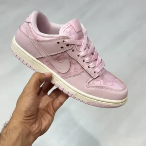 کتونی نایکی دانک لو رگال پینک با رویه صورتی ملایم، Swoosh سفید و زیره کلاسیک