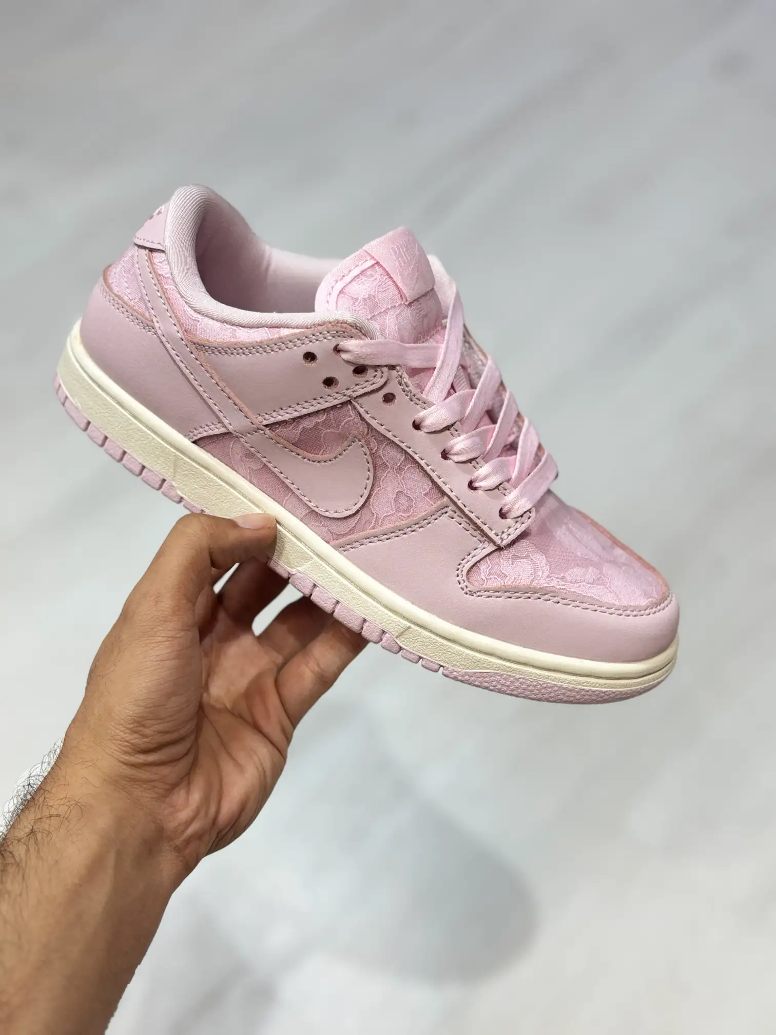 nike-dunk-regal-pink کتونی نایکی دانک لو رگال پینک با رویه صورتی ملایم، Swoosh سفید و زیره کلاسیک