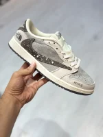 کتونی نایکی تراویس اسکات x نورث فیس با رویه مقاوم Gore-Tex، جزئیات سبز/خاکستری و لوگوی مشترک