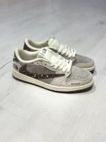 کتونی نایکی تراویس اسکات x نورث فیس با رویه مقاوم Gore-Tex، جزئیات سبز/خاکستری و لوگوی مشترک