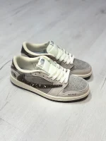 کتونی نایکی تراویس اسکات x نورث فیس با رویه مقاوم Gore-Tex، جزئیات سبز/خاکستری و لوگوی مشترک