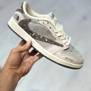 کتونی نایکی تراویس اسکات x نورث فیس با رویه مقاوم Gore-Tex، جزئیات سبز/خاکستری و لوگوی مشترک