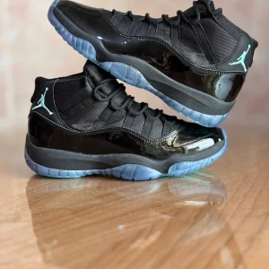 کتونی Air جردن 11 Gamma Blue با ورنیِ براق، کنار زیره‌ی یخی