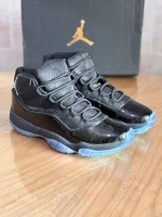 کتونی Air جردن 11 Gamma Blue با ورنیِ براق، کنار زیرهی یخی