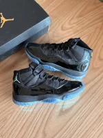 کتونی Air جردن 11 Gamma Blue با ورنیِ براق، کنار زیرهی یخی