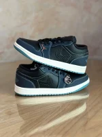 کتونی نایک ایر جردن 1 low Dark Obsidian با آبسیدین؛ مرز باریکِ بین مشکی و سرمهای