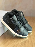 کتونی نایک ایر جردن 1 low Dark Obsidian با آبسیدین؛ مرز باریکِ بین مشکی و سرمهای