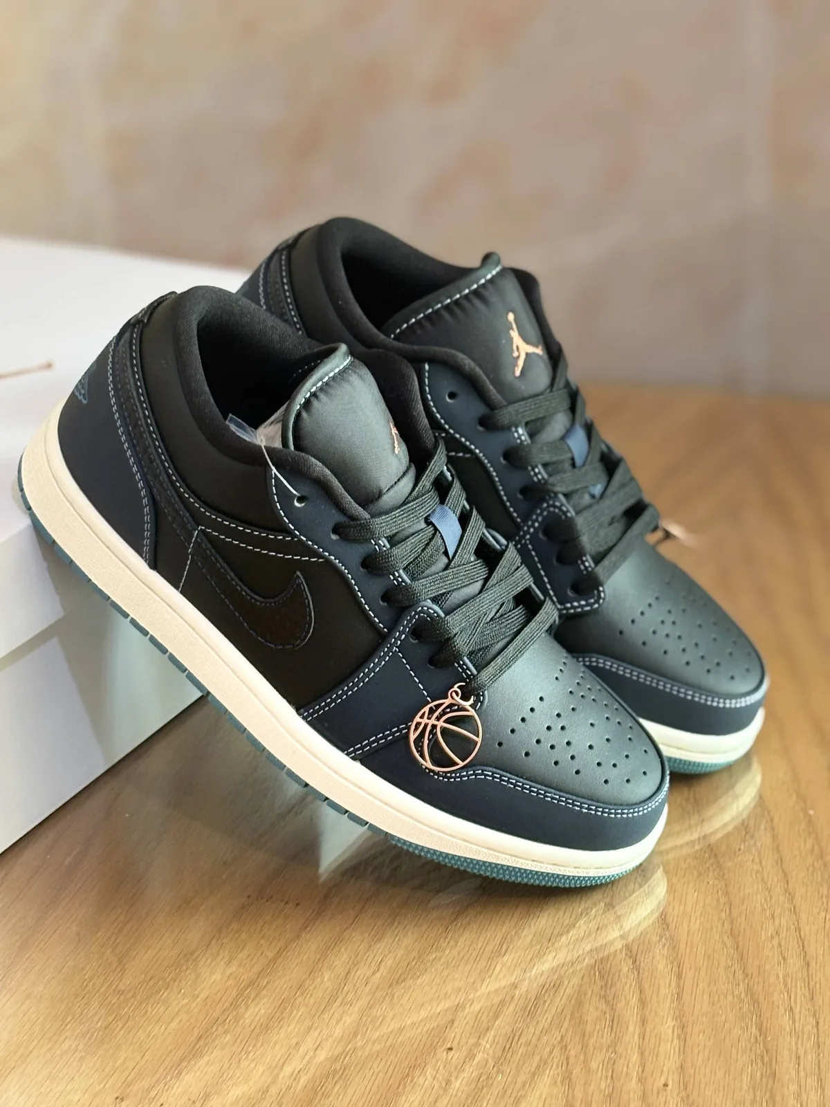 nike-nike-aj1-low-dark-obsidian-size-37-45-897b2a65de کتونی نایک ایر جردن 1 low Dark Obsidian با آبسیدین؛ مرز باریکِ بین مشکی و سرمهای