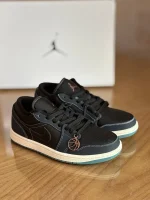 کتونی نایک ایر جردن 1 low Dark Obsidian با آبسیدین؛ مرز باریکِ بین مشکی و سرمهای