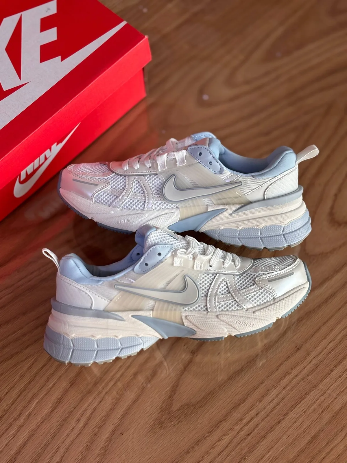 nike-v2k-size-37-45-cc0a9f25da کتونی نایکی v2k آبی آسمانی با 🔸وزن سبک و زیره نرم مناسب استفاده روزمره، استایل خیابونی و پیاده روی