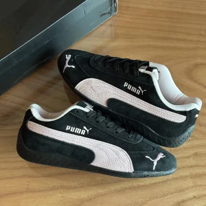 کتونی Puma Speedcat Black Mauve Mist با مشکی عمیق و یاسیِ خاکستری